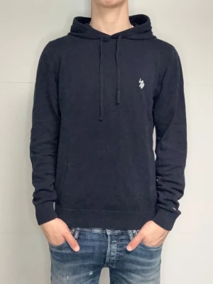 Polo stickad hoodie - Polo hoodie | Skick: 9/10 | Strl M | Pris - 299 | Fraktar via Postnord eller Instabox på köparens bekostnad | Hör av dig vid minsta fråga eller fundering//CL
