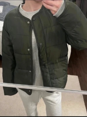 Grön vårjacka - Superfin vårjacka från Zara! Strl S och i bra skick. Perfekt till våren🌼