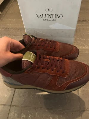 Valentino Rockrunners  - Storlek 44. Fint skick. Självklart äkta. Box och dustbags medföljer, ej original innersulor. 