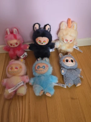 Labubu och secret - Hej. Jag säljer labubu 1 för 50 kr alla för 250 kr
