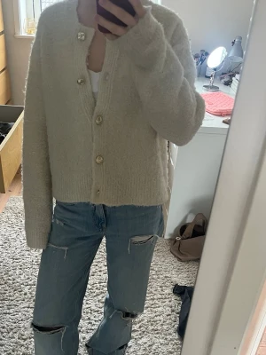 Jättefin kofta  - Mysig beige/vit kofta med fluffig textur och stora guldknappar framtill. Koftan är i jättebra skick och i superbra skick. Skriv ifall fler frågor!🩷🩷🩷