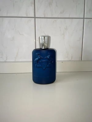 Parfums de Marly blå parfymflaska - Säljer en parfums de marley Layton på grund av att jag behöver pengar, kvittot finns köpt på bangerhead för 2100. Priset är inte hugget i sten. MVH Jacob 