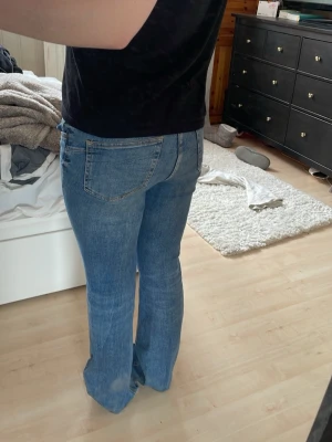 Blåa bootcut jeans från Zara - Säljer dessa ganska högmidjade bootcut jeansen från Zara! De är väldigt långa för mig (jag är 163cm)! Tog ingen bild men det har kommit lite lite grön färg på låret men det är ingenting som syns mycket alls. Kan skicka bild på den om någon vill ha, annars inga defekter alls.💞