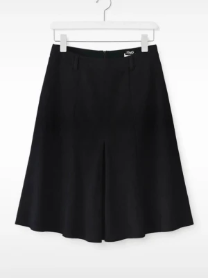 Svart långkjol från Dolce & Gabbana - Klassisk svart långkjol från Dolce & Gabbana med utsvängd siluett och diskret slits framtill. Kjolen har en enkel, elegant design och är tillverkad i ullblandning som ger en lyxig känsla. Perfekt för dig som gillar tidlös stil.