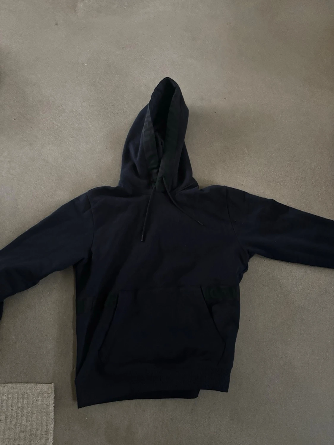 Marinblå hoodie med magficka