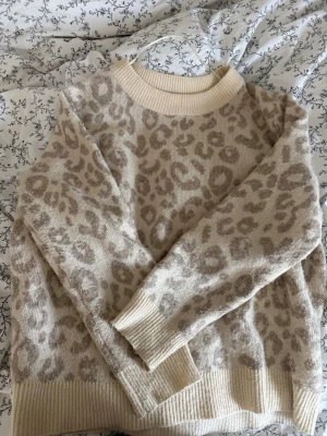 Beige leopardmönstrad tröja - Säljer en superfin beige leopardmönstrad tröja. Vet tyvärr inte vilken storlek det är. Säljer eftersom den är för stor för mig. Väldigt bra skick. Snabb handel!💓