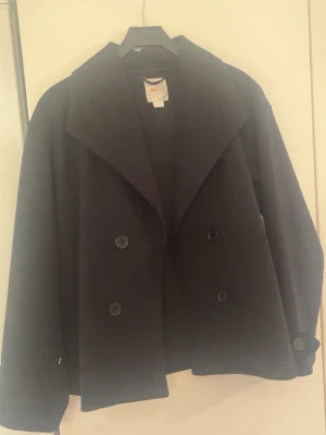 Svart kappa - Säljer denna clean svarta kappan💗 Perfekt till våren eller sommaren 💗 Skriv för fler frågor/bilder💗💗