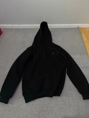 Polo Ralph lauren oversized hoodie - Säljer nu en polo hoodie det står att den är XXL men passar bra till M och L som overzied använts bara ett fåtal gånger 