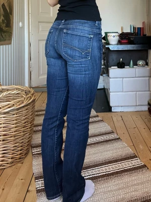 Jeans Tommy Hilfiger  - Supersnygga jeans från Tommy hilfiger💕 W27 och L32, midjemåttet rakt över är 38 cm. Jag är 170 cm✨