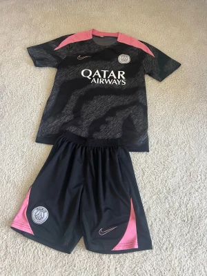 Psg Set - Snygg psg fotbolls set som är i toppskick. Perfekt inför sommarn och våren om du vill se bäst ut på plan;)