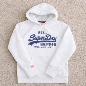 Superdry Hoodie  - Tja! Säljer en Superdry Hoodie i storleken (M)-skick 9/10. Vid minsta fundering hör av er! Först till kvarn!