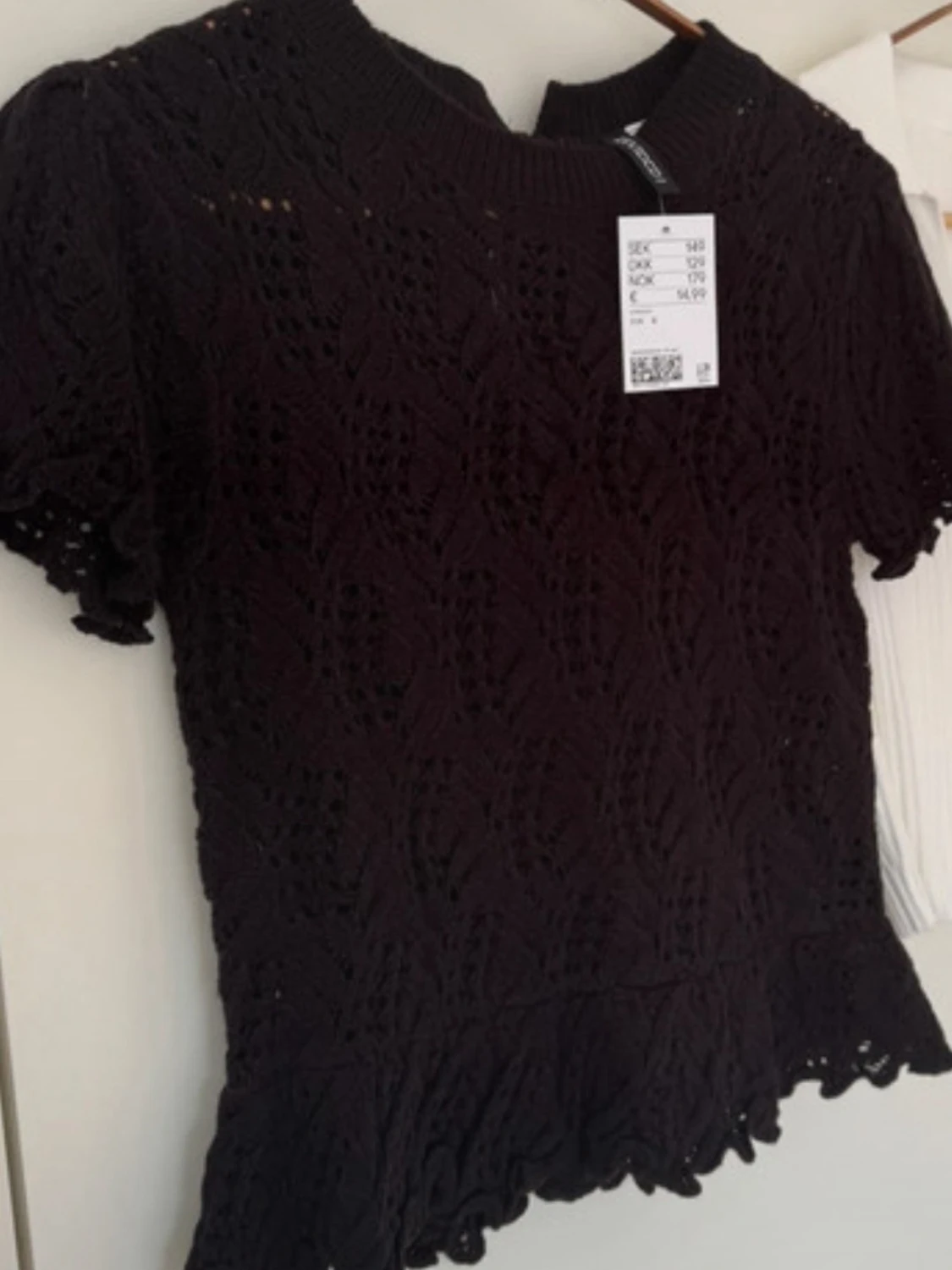 Svart spetsig croppad topp - 2