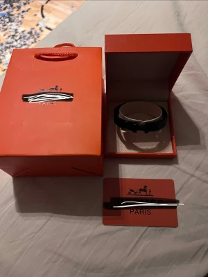 Svart metall H armband  - Hej säljer nu ett armband hör av dig för mer information mvh r.l.resell