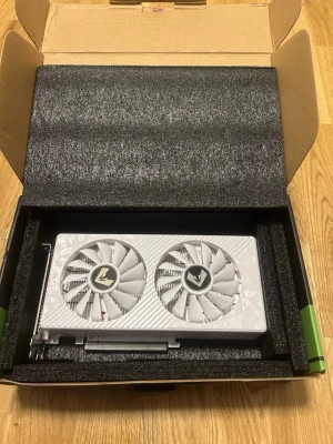 Rx580 grafikkort  - Säljer min vita rx580 grafikkort då jag uppgraderade min datorn till ett bättre kort, den är använd i drygt 2-3 månader, funkar som den ska, passar perfekt för er som bygger en budget pc.