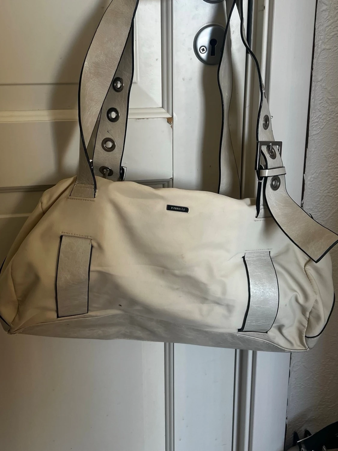 Beige handväska från fiorelli