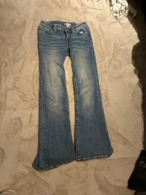 Ljusblå lågmidjade bootcut jeans Gina Tricot - Ljusblå lågmidjade bootcut jeans från Gina Tricot, bra skick. Storlek 158 men passar xs-s. 