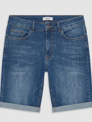 Blå jeansshorts från Zalando - Snygga blå jeansshorts från Zalando med klassisk. Jättefint skick. Perfekta för sommardagar och enkel att matcha med olika stilar.