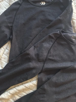 Svarta underställströjor från lager 157 - Två träningströjor från lager 157 i storlek xs-s och den andra är i storlek m😍