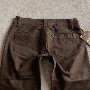 Bruna Lågmidjade jeans  - Snygga jeans från Monday med lapp kvar!  Jae 165! ❤️ Storlek 38 men passar även om bär 34-36. Dom är ca 80 i innerbenslängd och midjemått 37💕