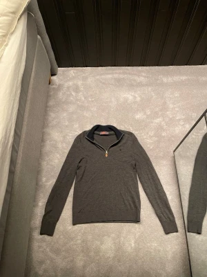 Mörkgrå stickad tröja med dragkedja - Säljer nu min stickade tröja från Morris. Tröjan är i storlek S och har inga defekter. Orginalpris 1899. Hör gärna av er vid funderingar😁