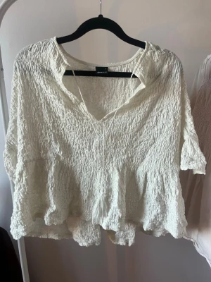 Vit topp från Gina Tricot  - Luftig vit topp från Gina tricot med knyt framtill.