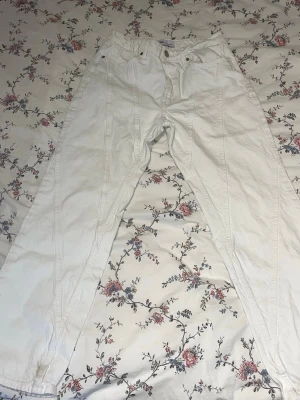 Vita raka jeans med sömdetaljer - Snygga vita jeans med raka ben och markerade sömmar längs framsidan. Säljer dom då dom inte passar mig längre :c Det finns en liten fläck längst ner som inte går bort tyvärr men det är inget som syns så mycket. Jag har använt dom ett fåtal gånger så dom är ändå i ganska nytt skick 🤍 