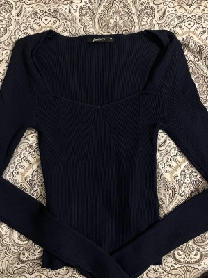 Ribbad tröja - Säljer denna ribbade tröjan från Gina Tricot då den blivit för liten. Den är endast använd fåtal gånger och i mycket bra skick! Tröjan har en liten slits längst nere på ärmarna. Pris går att diskuteras!