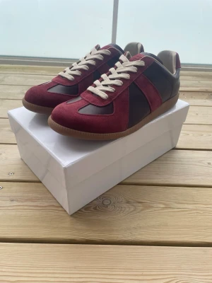 Maison margiela gats - Säljer dessa riktigt feta skor från Maison margiela. Helt nya, 10/10 skick. Storlek 45 och sitter som vanliga 45or. Box medkommer. Hör av er vid eventuella frågor eller funderingar. Innersulans mått är 29cm och sulan under skon är ca 30.5cm.