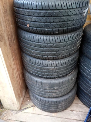 Bil­däck och aluminiumfälgar 3 stycken  - Säljer flera svarta bildäck samt ett set med snygga silverfärgade aluminiumfälgar med 10-ekers design. Perfekt för dig som vill byta däck eller uppgradera bilens look. Däck och fälgar säljs tillsammans eller separat. 3 stycken.. skickas ej utan hämtas upp i Skene.