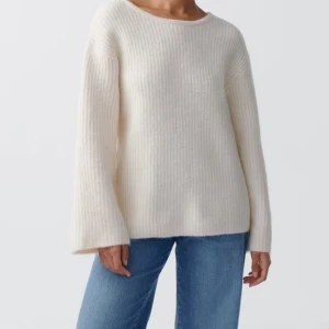 Vit stickad tröja med öppen rygg och rosett - Ny utan prislapp🤗🤗 hör av er om ni vill ha flera bilder😍