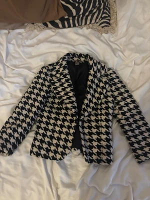 Kort kavaj  - Så cool och fin kort kavaj, går typ till naveln på mig. Så cool till någon topp under. Storlek XS så tyvärr för liten för mig. 💕💕