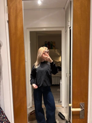 Svart hoodie med klassisk passform - En enkel svart sweatshirt med klassisk passform och långärmad design. Inga färgade loggor eller mönster, bara stilren och clean🤍