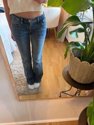Blå bootcut jeans med låg midja - Säljer ett par klassiska blå bootcut jeans med låg midja från hm💕