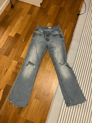 Bootcut jeans  - Säljer ett par ljusblå bootcut jeans från Nelly!        Kommer inte till användning därför säljer jag dessa🌟
