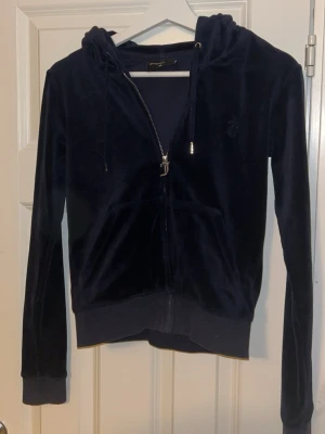 Ett sett ifrån Juicy Couture - Säljer ett mysigt sett ifrån Juicy Couture! Settet är mörkblått och har ett mysigt tyg. Passar perfekt till mysdagar eller bara som ett skönt plagg! Snöret på byxorna är borta men sitter bra ändå. 