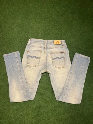 Nudie jeans - Nudie jeans modell Lean Dean Storlek W29 L32, Jeansen är i bra skick men har haft hål vid båda knäna som jag har försökt att fixa, men lagningen syns tydligt och där av priset (sista bilden) Hör av er vid minsta funderingar!