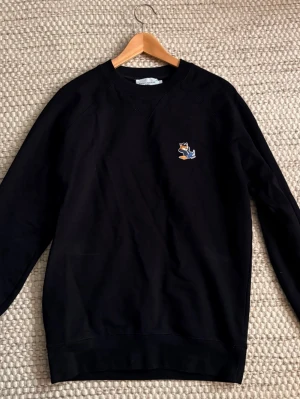 Maison Kitsune Tröja - Maison Kitsune tröja i Strl M. Perfekt för skoldagar eller för en avslappnad look 🤝 Tveka inte på att höra av er! 😃