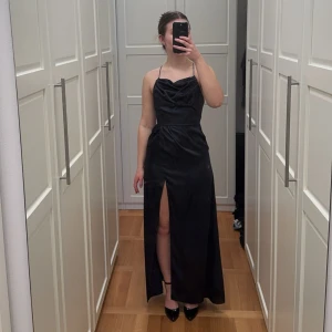 Mörkblå balklänning i satin - En superfin, mörkblå balklänning i satin från Maya Deluxe, köpt på Asos för cirka 1300 kr. Det står ingen storlek men är ganska säker på att den är i 34, passar perfekt på mig som har 32-36. Jag är 159 cm lång och har på mig klackar som är 11 cm, så är perfekt för någon som är cirka 155-170 cm lång, beroende på skor. Har endast använt en gång under balen och jag kan inte hitta några tecken på användning. 🥰🥰