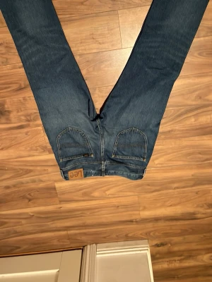 Blå Lee jeans med raka ben - Säljer ett par blåa lee jeans storlek 29/30 som är helt nya inte använda en enda gång för att de är för stora kostar 1100 nya