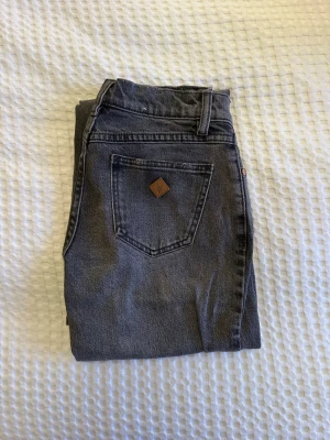 Abrand jeans - Nästan aldrig andvända, så i nyskick. Lågmidjade med raka ben😊