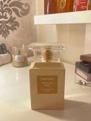 Tom Ford Vanilla Sex Parfym EdP 100 ml - Lyxig parfym från Tom Ford i doften Vanilla Sex. Flaskan är fyrkantig och krämfärgad med gulddetaljer och genomskinligt lock. Innehåller 100 ml Eau de Parfum. Perfekt för dig som gillar exklusiva och varma vaniljtoner. Sista bilden visar hur mycket det är kvar i flaskan. Använd få gånger💕 Pris kan diskuteras!