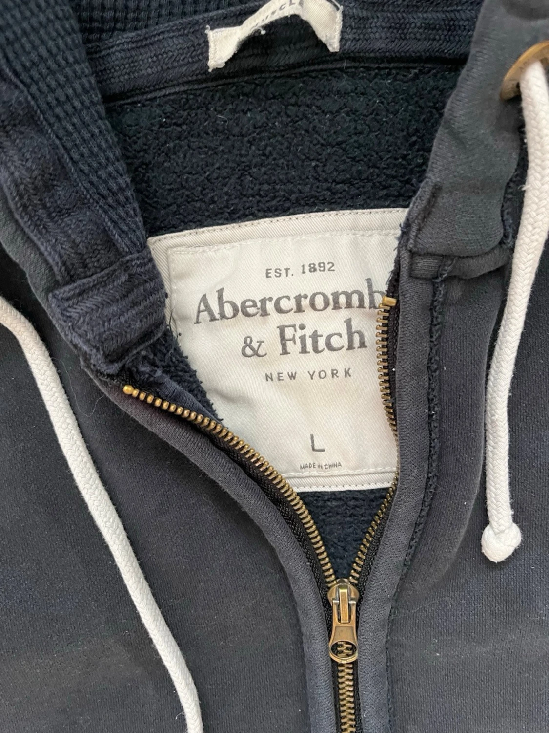 Svart hoodie från Abercrombie & Fitch - 3