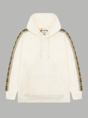 Vit hoodie från Gusi med logoband - Snygg vit hoodie från Gusi med huva och dragsko. Ärmarna har beige band med klassiska GG-loggor längs sidorna. Stor känguruficka framtill och ribbade muddar. Perfekt för dig som gillar exklusiv streetwear och vill sticka ut.