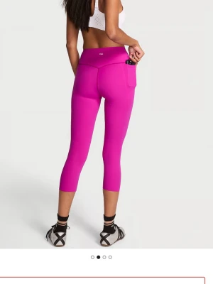 Victoria’s Secret leggings - Helt nya äkta Victoria’s Secret leggings. köpta i usa. aldrig använda. finns en liten fläck,går säkert bort i tvätt men har kvar lapparna så inte tvättat. sköna o har en grym passform!