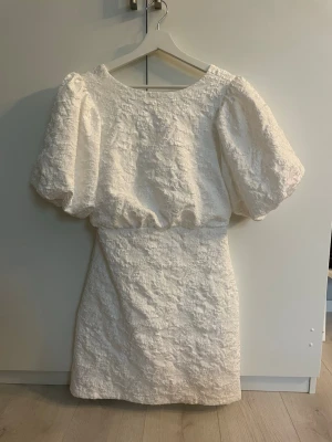 Studentklänning med knytrosett ibak - Intressekoll på min studentklänning från Bubbleroom! Helt ny och endast testad. Har utgått ur deras sortiment så går inte att få tag på längre! Kontakta vid fler funderingar!