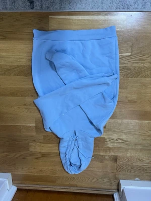 Hoodie - Himmelsblå hoodie, storlek 158-164. Har används 2-3 ggr. 