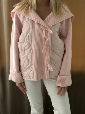 Ljusrosa quiltad jacka - Världens sötaste jacka med rosetter💖🥹 Säljer nu min fina jacka från meet me there x Filippa💖 Den är aldrig använd och var ganska dyr därav priset💖 Säljer endast för ett bra bud. Original pris: 1198kr 