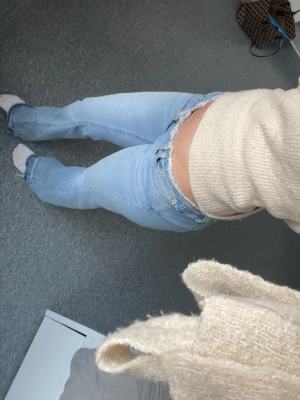 Ljusblå low waist bootcut jeans - Säljer ett par ljusblå jeans med låg midja och bootcut-modell. Jeansen är super snygga de e jätte stressiga så kan även dras in och ut.Är i storlek 38 men ja är en 36 och de passar lika bra!skrev för mer frågor