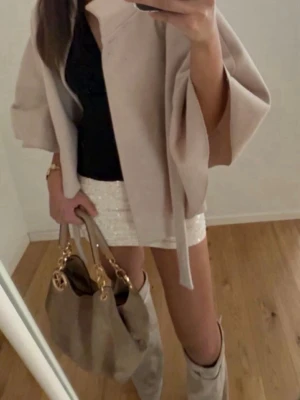 Intressekoll!!! - Säljer allt i denna look förutom MK väskan. Kjolen, toppen, kappan och bootsen😜