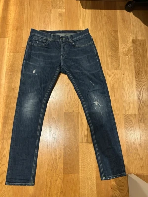 Dondup jeans  - Skit snygga dondups i nya modellen George! Köpte på United Fashion✅ skick 9/10 hör av dig vid eventuella frågor 